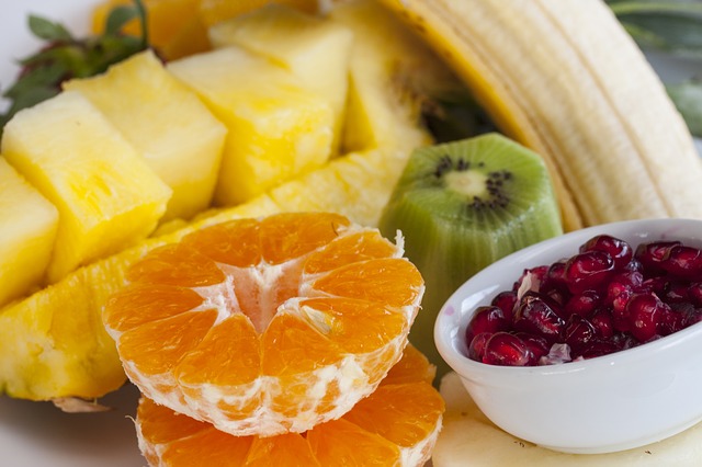 ananas granátové jablko banán mandarinka